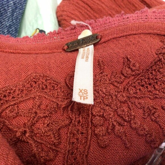 Free People Boho Tunic Top Blouse Size XS Pin Tuck Buttons Burnt Orange - Picture 7 of 10
